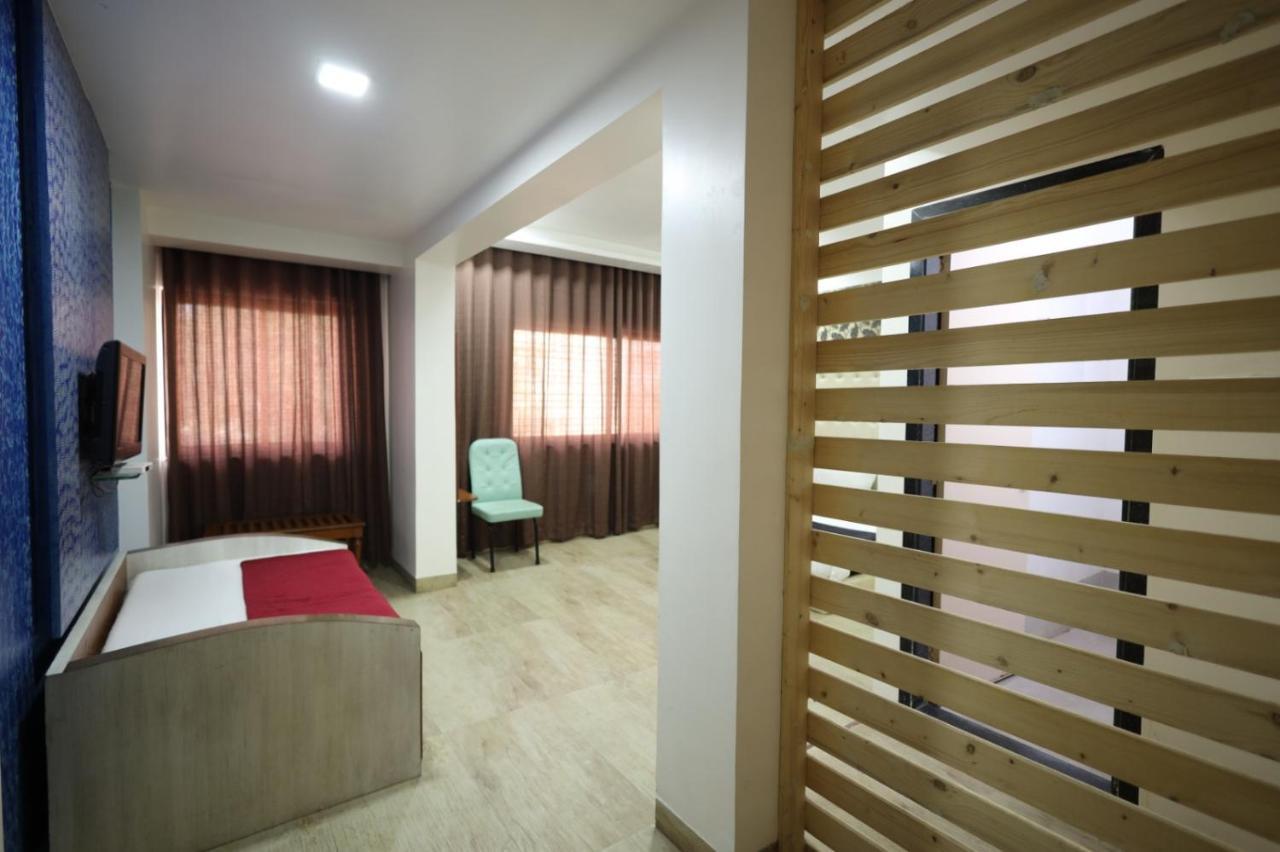 Saish Hotel Shirdi Exterior foto