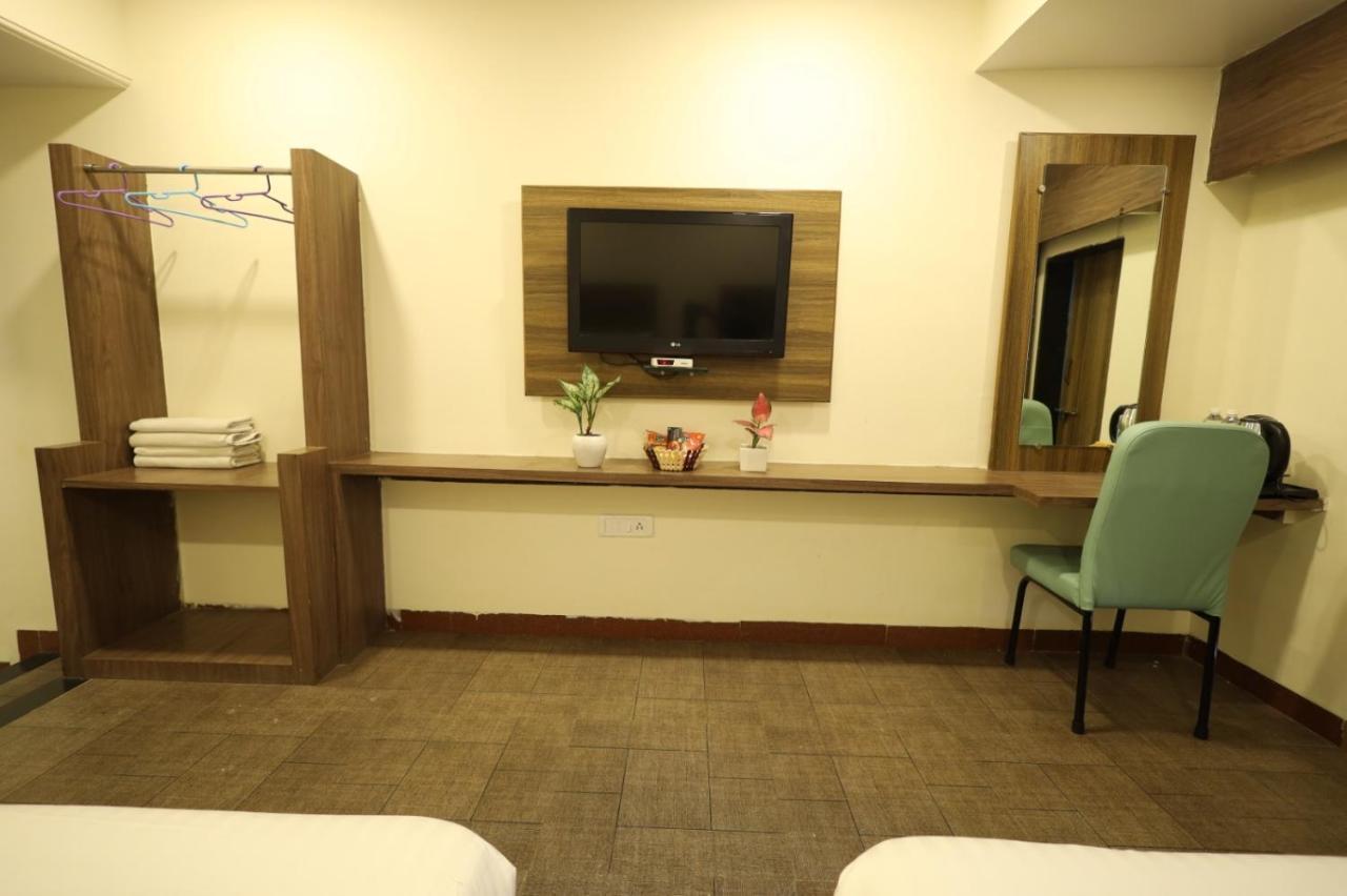 Saish Hotel Shirdi Exterior foto