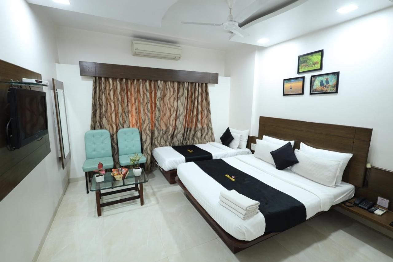 Saish Hotel Shirdi Exterior foto